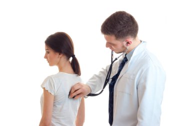 Doktor hastaya bronşlar dinler.