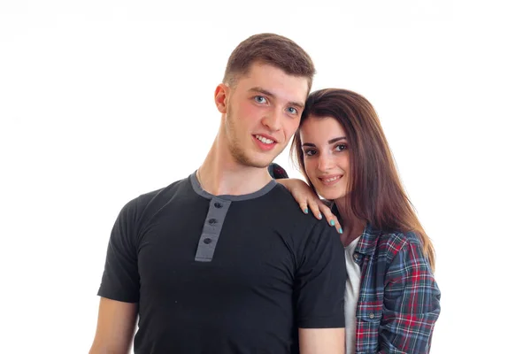 Linda pareja joven sonriendo a la cámara — Foto de Stock