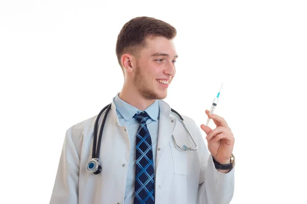 Um jovem médico de uniforme com uma arma nas mãos de sorrir — Fotografia de Stock