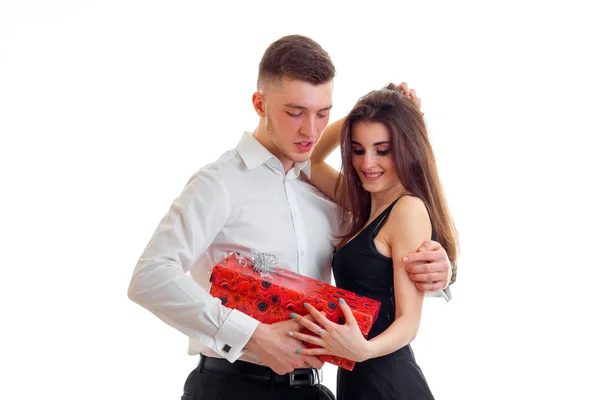 Hou het stijlvolle paar met de big red een geschenk in de handen — Stockfoto