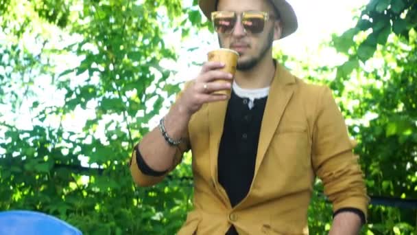 남자는 수염과 유행 복장에 음료 커피 — 비디오