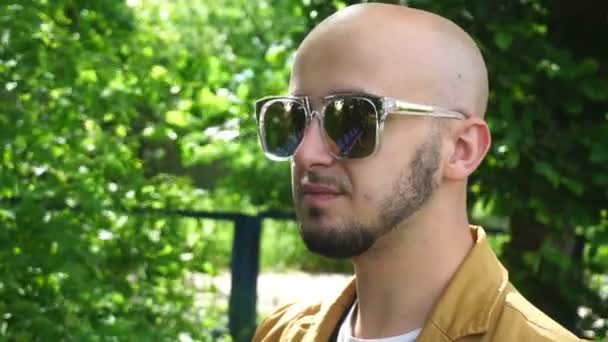 Chico guapo en el espejo gafas brillantes beber café y sonríe a la cámara — Vídeos de Stock