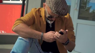 şık adam ayna parlak gözlük ve oturan ve telefon arıyorum kap