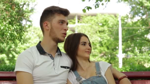 Ragazzo con ragazza amici coccole e parlare nel parco — Video Stock