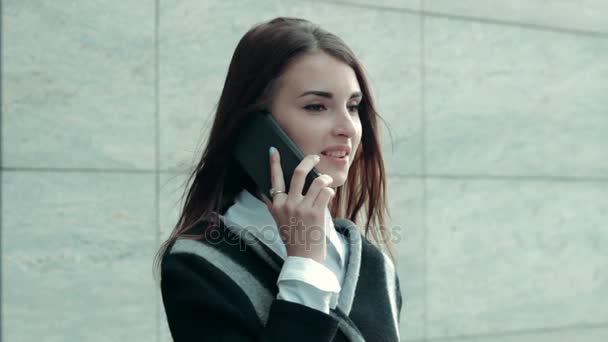 Donna che parla al telefono cellulare per strada — Video Stock