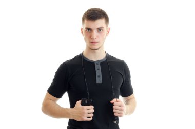 Kameraya bakarak onun elinde smartphone ile siyah gömlekli ciddi genç adam