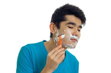 mavi gömlekli adam bir kişi tıraş