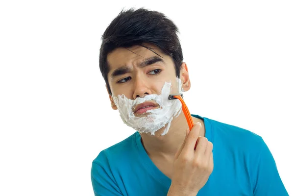 O cara com a espuma na cara faz a barba — Fotografia de Stock