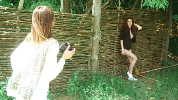 Sexig ung flicka poserar för en fotografering — Stockvideo
