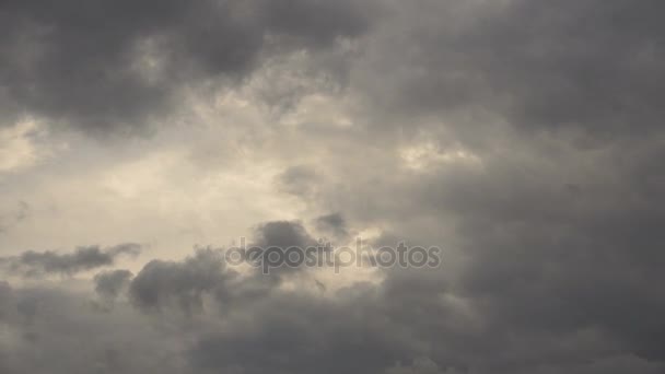 Hermosas nubes flotan a través del cielo — Vídeo de stock