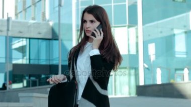 cep telefonu iş merkezi yakınlarındaki konuşurken genç esmer kız