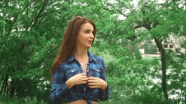 Sensual chica bonita botón camisa en el parque — Vídeo de stock