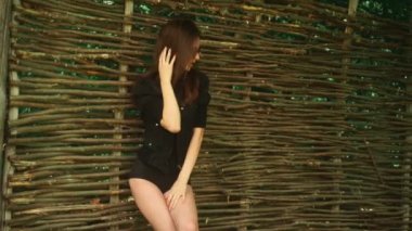 güneş gözlüğü ve çıplak vücut üzerinde siyah ceket sıcak genç kadını baştan parkta