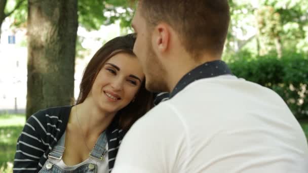 Jovem conversa com o cara no parque — Vídeo de Stock