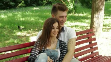 kaç sarılma ve parkta bir ilişkide gülüyor