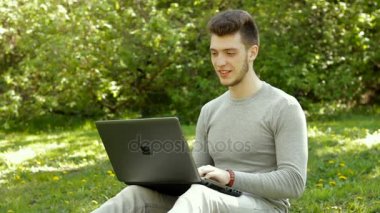 Tamam kamera adam üstünde belgili tanımlık laptop ve gösterileri taping jest