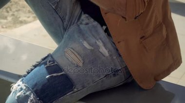 genç adam akıllı telefon açık havada kullanma