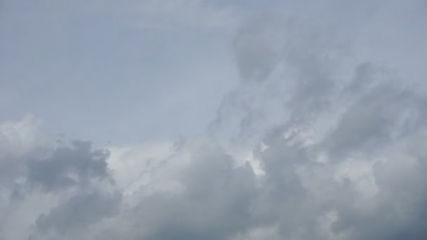 Nubes dramáticas flotan en el cielo — Vídeo de stock