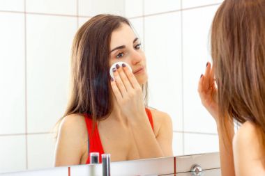 bir kadın banyoda makyaj yıkar