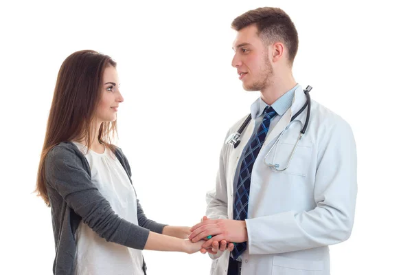 Junger Arzt hält die Hand eines Patienten — Stockfoto