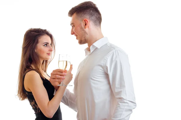 Мужчина с девушкой пьют шампанское в студии — стоковое фото