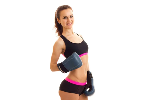 Mujer deportiva alegre en guantes de boxeo sonriendo en la cámara — Foto de Stock