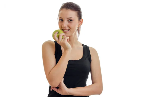 Mujer joven bonita sonriendo en la cámara con manzana verde en sus manos — Foto de Stock