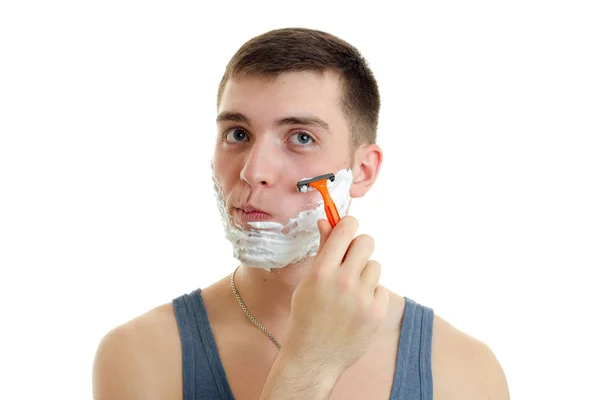 Bello giovane ragazzo rasatura il suo viso con schiuma — Foto Stock