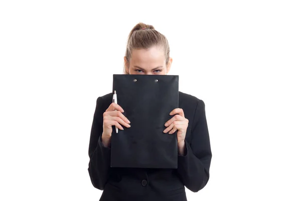 Mulher de negócios em uniforme preto clássico esconder o rosto atrás de um tablet — Fotografia de Stock