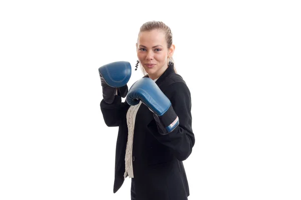 Fuerte mujer de negocios en uniforme clásico y guantes de boxeo —  Fotos de Stock
