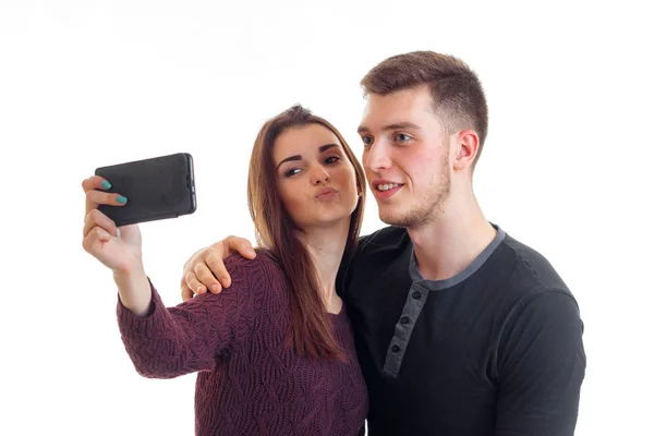 Mladý gay pár dělá selfie ve studiu — Stock fotografie