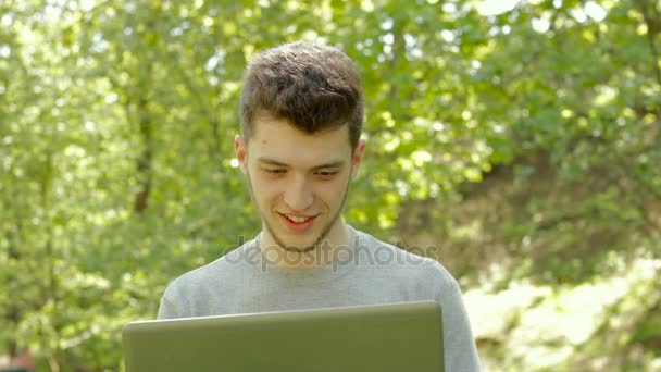 Feliz joven juega juegos en línea y gana — Vídeo de stock