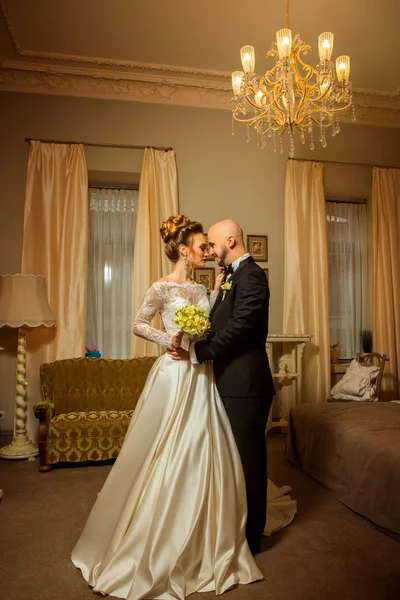 Vertical retrato de belleza jusm pareja casada en casa —  Fotos de Stock