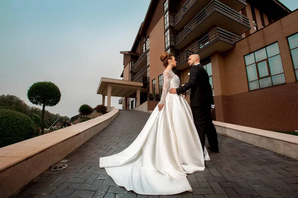 Glamour jonge net getrouwd paar in bruiloft pakken — Stockfoto