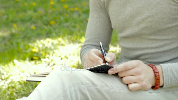 Bir notlar genç bir öğrenci olun yakın çekim — Stok video