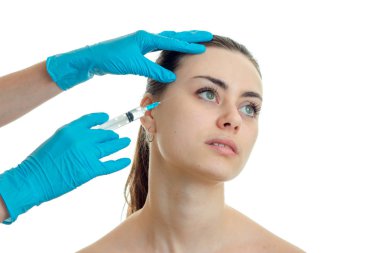 bir kadın bir doktor tarafından karşısında bir pislik yapar