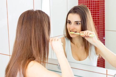 sevimli kız dişleri temizler