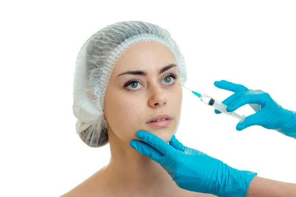 Eine junge Frau sticht einem Arzt ins Gesicht — Stockfoto