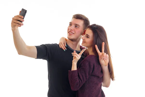 Linda pareja joven hacer selfie en Studio — Foto de Stock