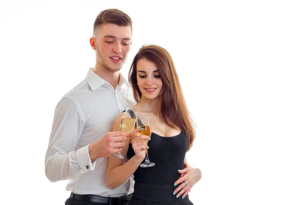 Schönes verliebtes Paar trinkt Champagner — Stockfoto