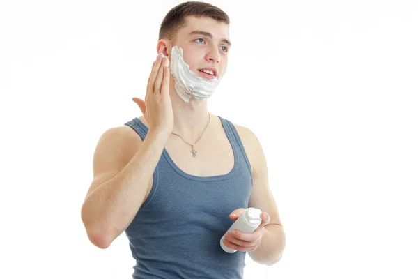 Młody człowiek przygotowuje się do golenia z pianki — Zdjęcie stockowe