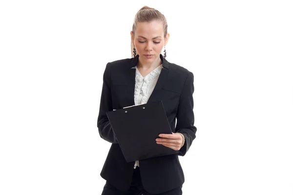 Jonge blonde zakenvrouw notities maken in Tablet PC — Stockfoto