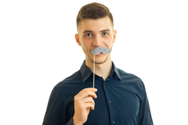 Весёлый молодой парень с бумажными усами — стоковое фото