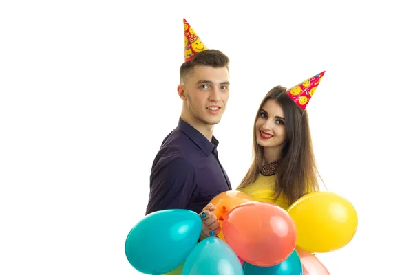 Feliz joven pareja celebrar una fiesta de cumpleaños con globos en las manos —  Fotos de Stock