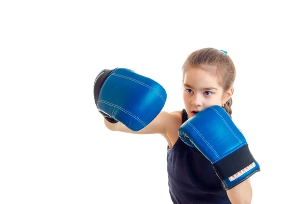 Χαριτωμένο μικρό κορίτσι εξάσκηση πυγμαχία σε μπλε γάντια — Φωτογραφία Αρχείου