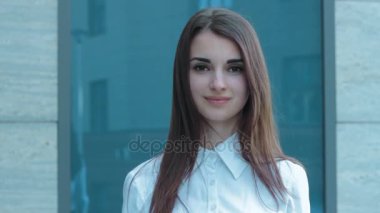 güzel genç kız bir jest gösterilen