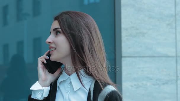 Милая молодая девушка разговаривает по мобильному телефону — стоковое видео