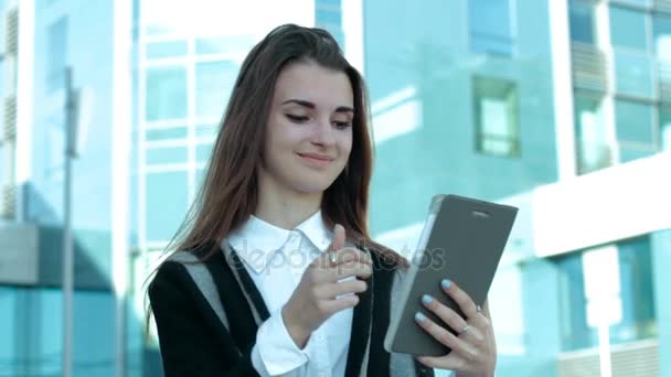 Menina falando em vídeo ao ar livre na rua — Vídeo de Stock