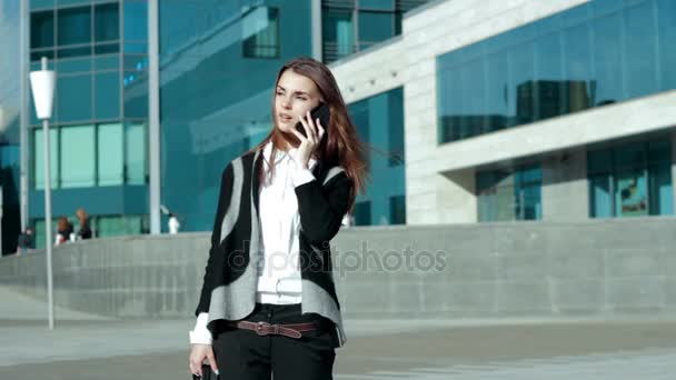 Cute business girl calling with mobile phone — Stock Video