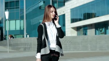 cep telefonu üzerinde konuşurken cutie iş kadını
